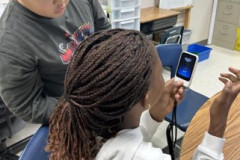 Mandarin and French speakers working together on a project thanks to Pocket Talks. 